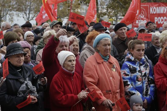 Processions marking 99th anniversary of October Revolution in Russian regions