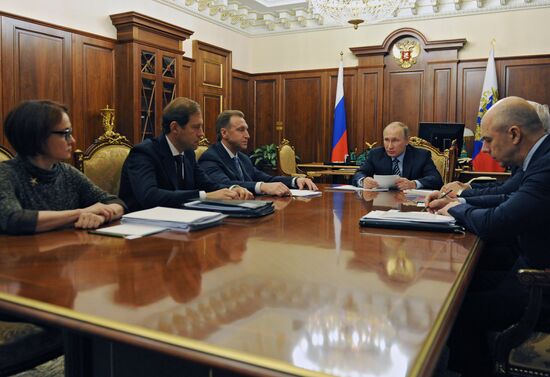President Putin chairs meeting at the Kremlin on economic issues