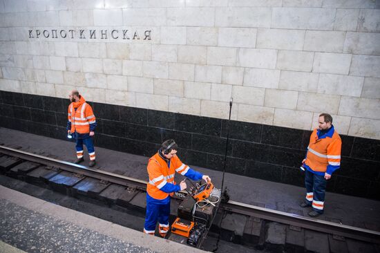 Maintenance works carried out during repairs interval in Moscow's Sokolnicheskaya metro line