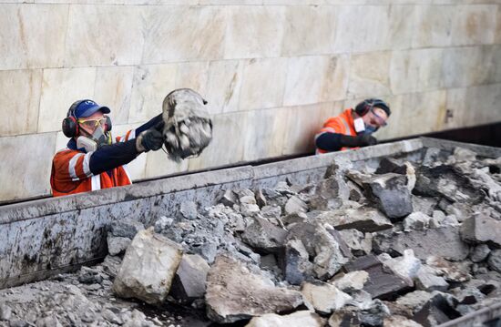 Maintenance works carried out during repairs interval in Moscow's Sokolnicheskaya metro line