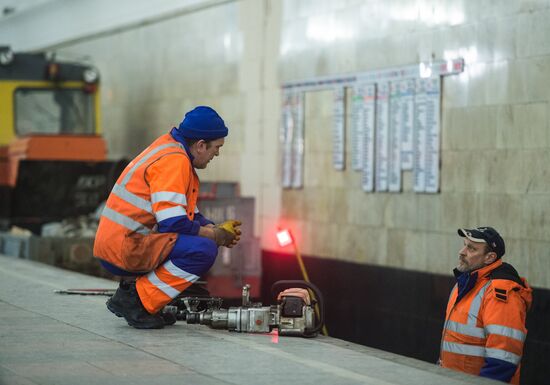 Maintenance works carried out during repairs interval in Moscow's Sokolnicheskaya metro line