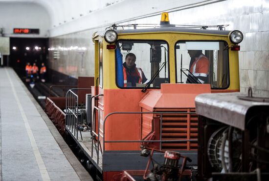 Maintenance works carried out during repairs interval in Moscow's Sokolnicheskaya metro line