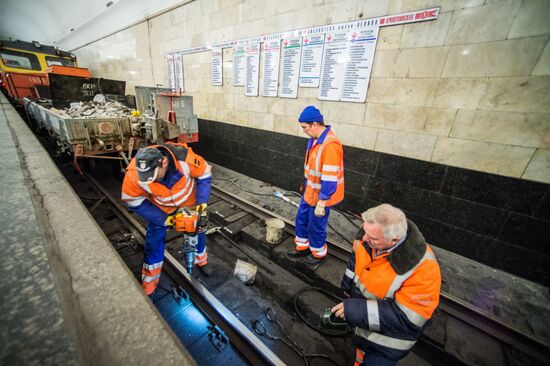 Maintenance works carried out during repairs interval in Moscow's Sokolnicheskaya metro line