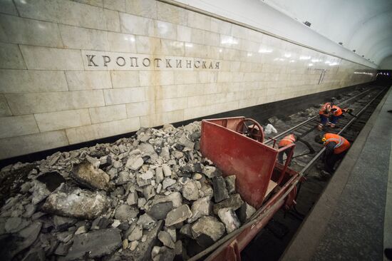 Maintenance works carried out during repairs interval in Moscow's Sokolnicheskaya metro line