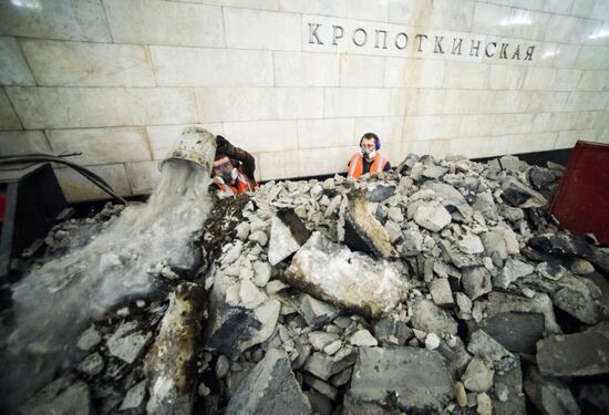 Maintenance works carried out during repairs interval in Moscow's Sokolnicheskaya metro line