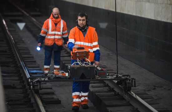 Maintenance works carried out during repairs interval in Moscow's Sokolnicheskaya metro line