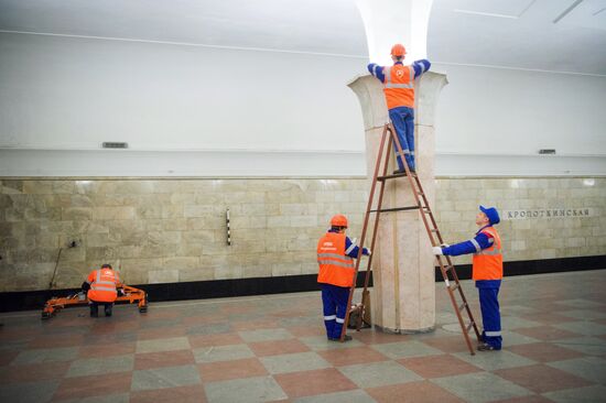 Maintenance works carried out during repairs interval in Moscow's Sokolnicheskaya metro line