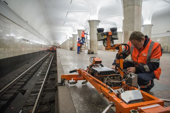 Maintenance works carried out during repairs interval in Moscow's Sokolnicheskaya metro line