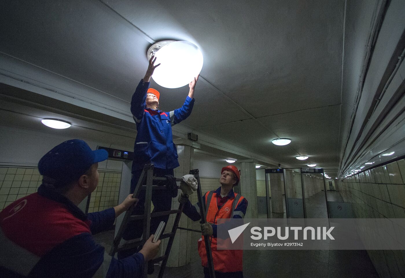 Maintenance works carried out during repairs interval in Moscow's Sokolnicheskaya metro line
