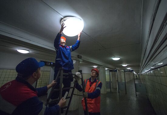 Maintenance works carried out during repairs interval in Moscow's Sokolnicheskaya metro line