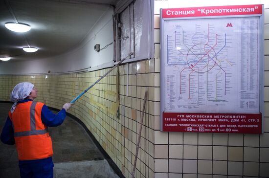 Maintenance works carried out during repairs interval in Moscow's Sokolnicheskaya metro line