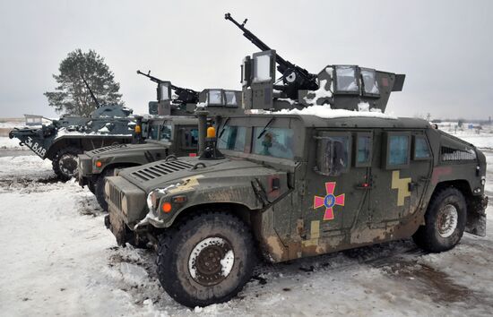 Commander of Canadian Army Paul Wynnyk inspects Ukrainian military units