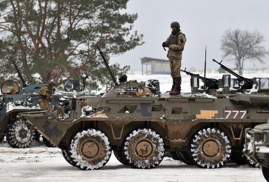 Commander of Canadian Army Paul Wynnyk inspects Ukrainian military units