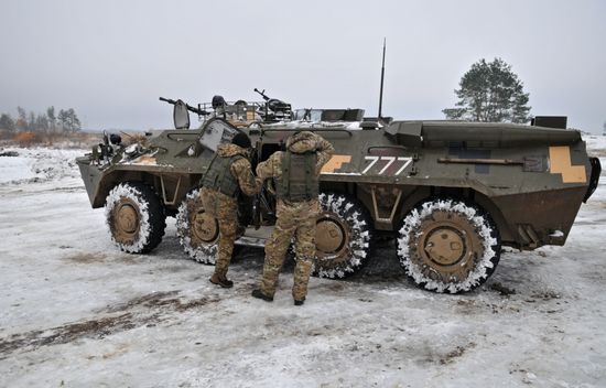 Commander of Canadian Army Paul Wynnyk inspects Ukrainian military units