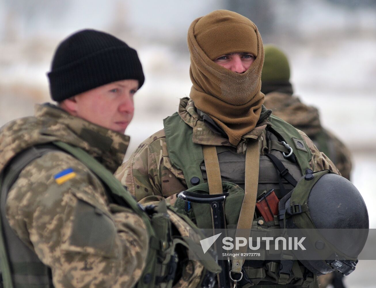 Commander of Canadian Army Paul Wynnyk inspects Ukrainian military units
