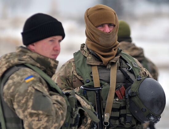 Commander of Canadian Army Paul Wynnyk inspects Ukrainian military units