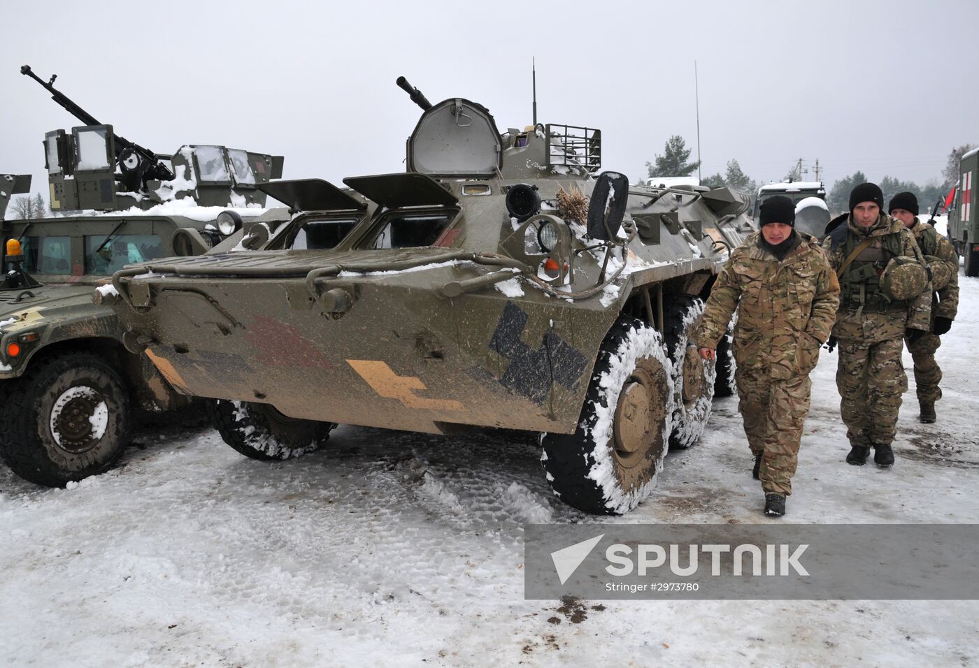 Commander of Canadian Army Paul Wynnyk inspects Ukrainian military units