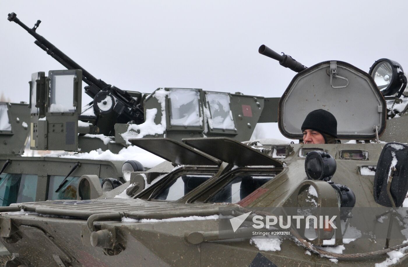Commander of Canadian Army Paul Wynnyk inspects Ukrainian military units