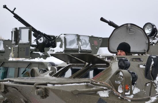 Commander of Canadian Army Paul Wynnyk inspects Ukrainian military units