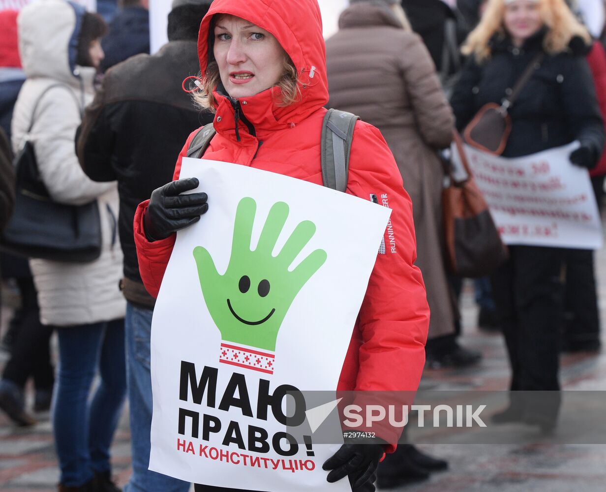 Clients of bankrupt banks protest in Kiev