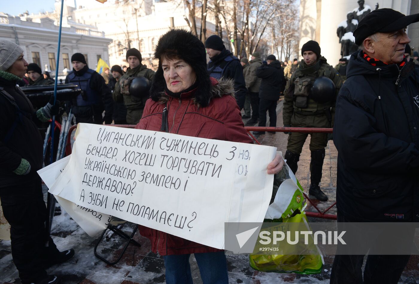 Clients of bankrupt banks protest in Kiev