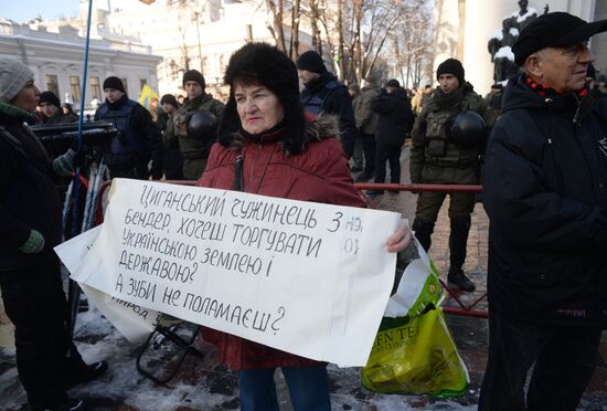 Clients of bankrupt banks protest in Kiev
