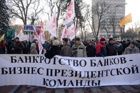 Clients of bankrupt banks protest in Kiev