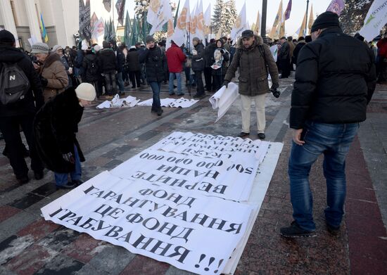 Clients of bankrupt banks protest in Kiev