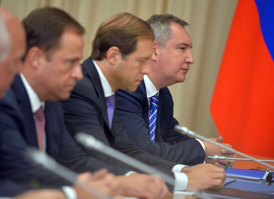 President Putin chairs meeting with Defense Ministry leadership and military-industrial complex representatives