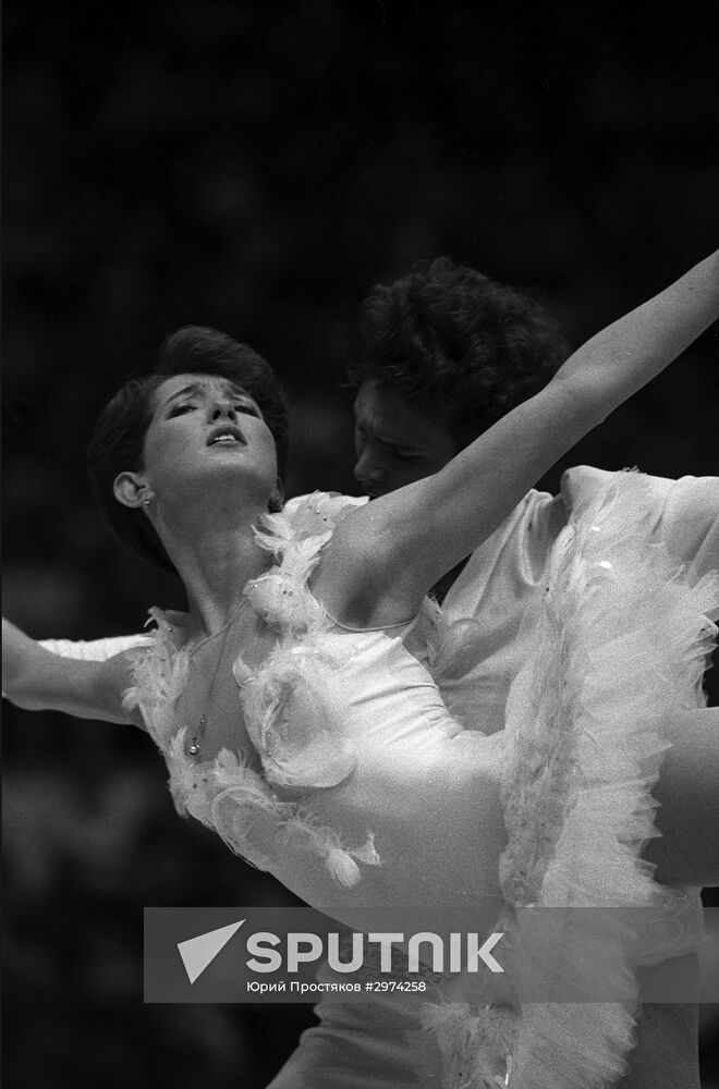 Soviet figure skaters Marina Klimova and Sergei Ponomarenko