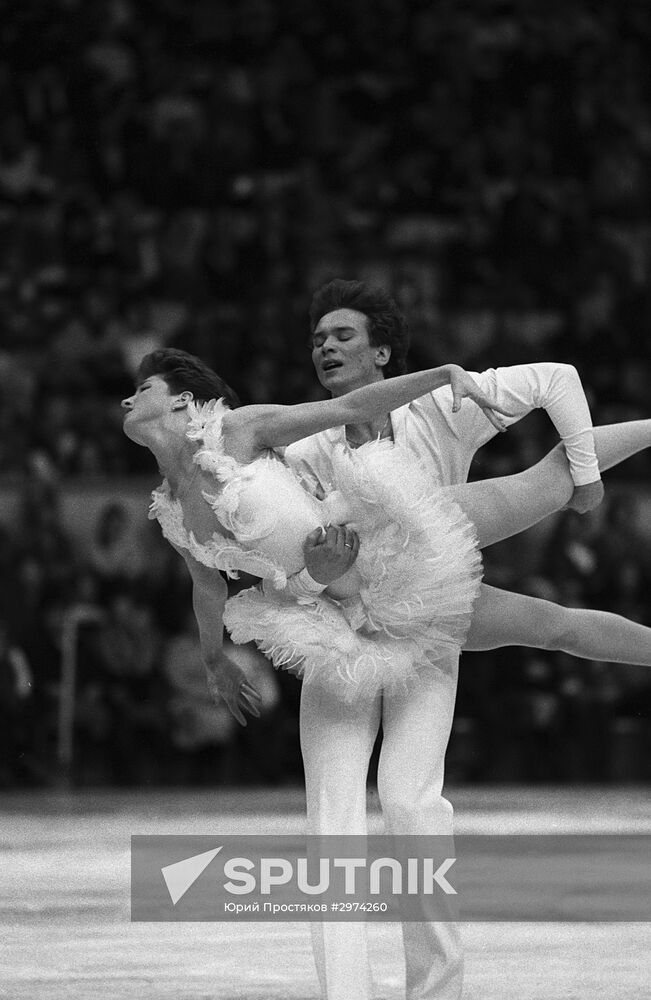 Soviet figure skaters Marina Klimova and Sergei Ponomarenko