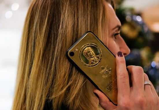 Smart phone released with Donald Trump's bas-relief to mark his election victory