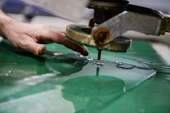 Mirror and stain glass production in Veliky Novgorod