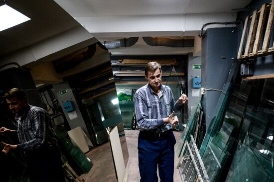 Mirror and stain glass production in Veliky Novgorod