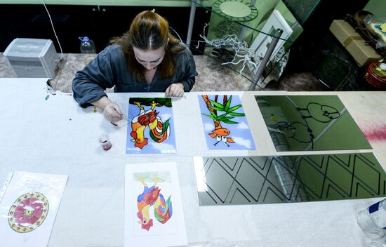 Mirror and stain glass production in Veliky Novgorod