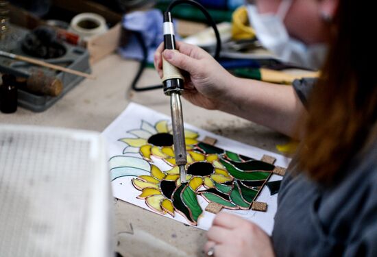 Mirror and stain glass production in Veliky Novgorod