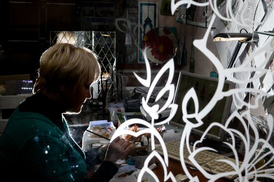 Mirror and stain glass production in Veliky Novgorod
