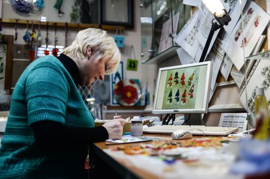 Mirror and stained glass production in Veliky Novgorod