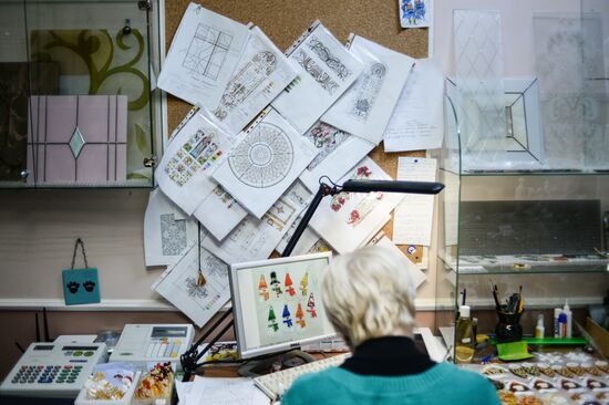 Mirror and stain glass production in Veliky Novgorod