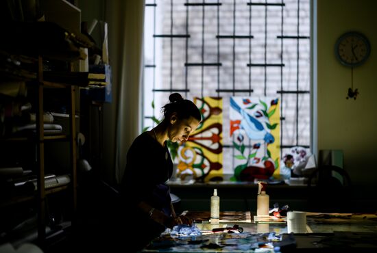 Mirror and stain glass production in Veliky Novgorod
