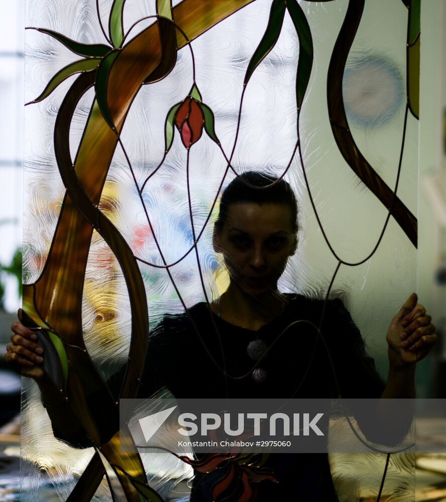 Making stained-glass windows and mirrors in Veliky Novgorod