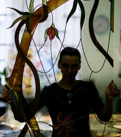 Making stained-glass windows and mirrors in Veliky Novgorod