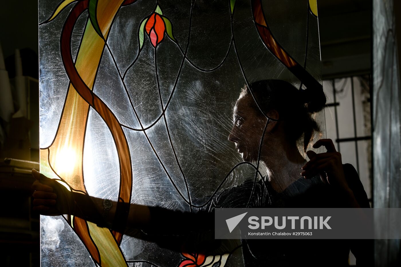 Mirror and stained glass production in Veliky Novgorod