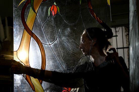 Mirror and stained glass production in Veliky Novgorod