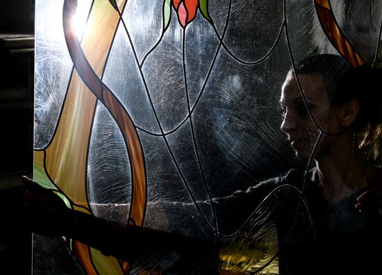Mirror and stained glass production in Veliky Novgorod