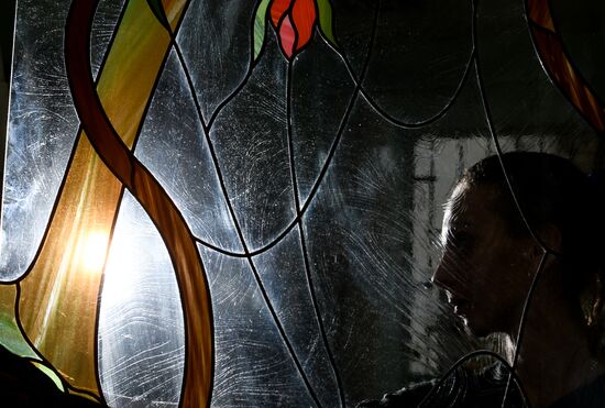 Mirror and stained glass production in Veliky Novgorod