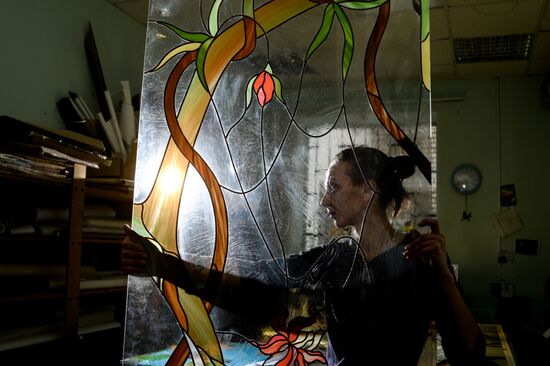 Mirror and stained glass production in Veliky Novgorod
