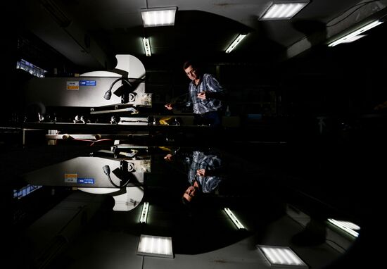 Making stained-glass windows and mirrors in Veliky Novgorod