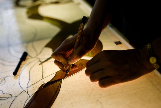 Mirror and stain glass production in Veliky Novgorod
