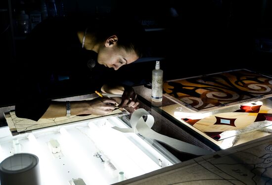 Mirror and stain glass production in Veliky Novgorod